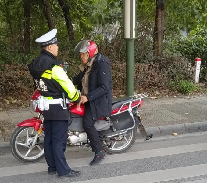 查處酒駕，只為大家的出行保駕護(hù)航